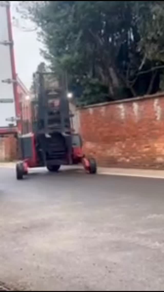 Thanks so much Les Smith Haulage - Rob was a ⭐️ ⭐️⭐️
#gardendesign #treedelivery #gardendesign #lessmithhaulage #wilthiregardendesign