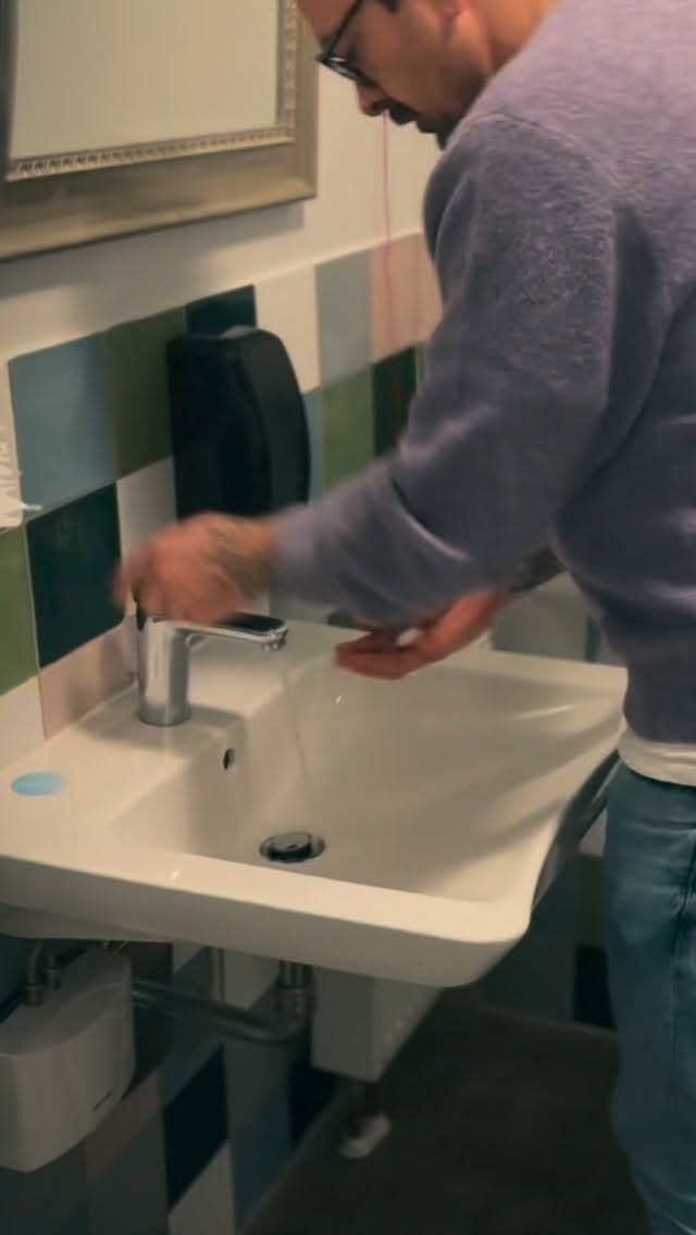 Nur kurz die Hände waschen…
und plötzlich bist du wieder mitten im Ritual.
Nicht, weil du „musst“, sondern weil es sich genau so anfühlt.
Und genau da beginnt der entscheidende Moment:
Nicht perfekt aussteigen.
Sondern überhaupt bemerken, was gerade passiert.
Das ist kein Rückschritt.
Das ist der Anfang von Veränderung.
Wenn du dich darin wiedererkennst, schreib mir gern eine Nachricht 💬
#zwangsstörung #ocd #zwangsgedanken #zwangshandlungen
💛 Disclaimer
Ich spreche hier aus meiner eigenen Erfahrung mit Zwängen und dem, was mir auf meinem Weg geholfen hat. Das ersetzt keine professionelle Diagnose oder Therapie. Wenn du merkst, dass dich deine Symptome stark belasten oder du unsicher bist, hol dir bitte Unterstützung bei Fachleuten, die dafür ausgebildet sind. Meine Inhalte sollen Orientierung geben, Mut machen und das Gefühl vermitteln, dass du mit all dem nicht alleine bist – sie sind aber keine Behandlung und auch keine Anleitung für therapeutische Entscheidungen