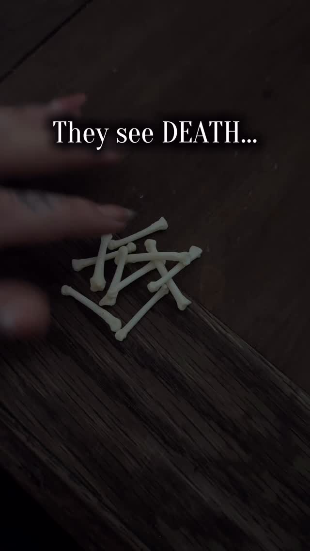 Ils voient la mort, je vois de l’art ✨
Ma démarche s’exprime dans un pur respect et d’amour envers les animaux, pouvoir les honorer et donner un sens à la mort, ne pas les oublier…
Bijoux alternatifs curiosités faits main
Bijoux os, victorien gothique
Handmade bone jewelry, gothic victorian