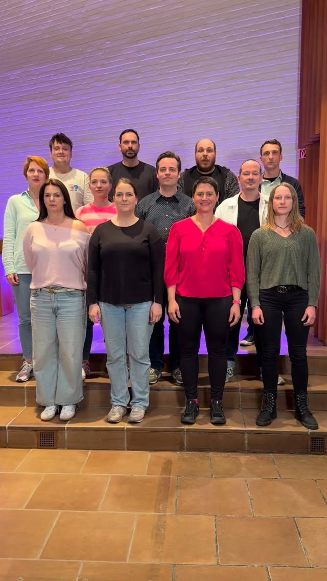 Okay, wir sind zugegeben etwas late to the party😅, aber auch wir wollten uns an der „Grace Kelly Harmony Challenge“ versuchen… 💪🏻⭐️ Hat richtig Spaß gemacht - @mikainstagram 💚🙏🏻
#gracekelly #mika #harmonychallenge #choir #chor