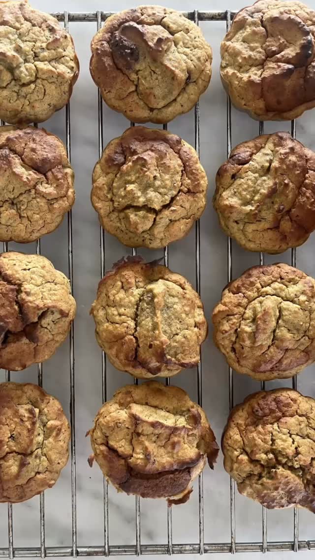 I spurgte efter opskriften – her er den.
Saftige muffins med naturlig sødme og gode næringsstoffer.
Blend:
100 g bløde dadler
4 æg
1 banan
240 g kogte kikærter
20 g smeltet smør
100 g havregryn
1 tsk kanel
1 tsk vaniljepulver
Rør 100 g grofthakket mørk chokolade i.
Fordel i forme og bag ved 175° varmluft i 20–25 min.
Lad dem køle af – og nyd. Mine unger elskede dem!
Opbevares på køl.
Husk at gem opskriften til senere.
