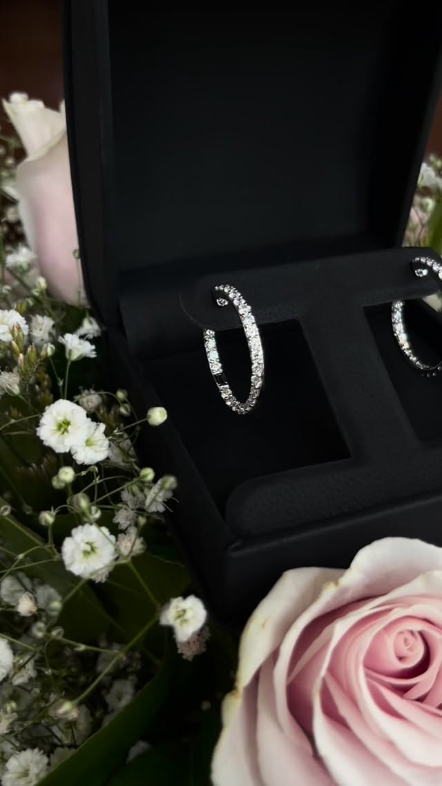 Who can say no to Roses & Diamonds? 💎✨
#southsurreyjeweller
#nataliajewellers
#diamondhoops
#yvr
#vancouverjewelry