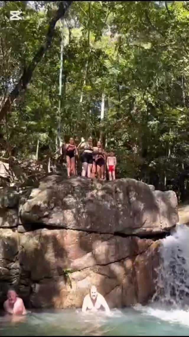 Rope Falls family hike 🥾🌿💦 Smiles, laughs & adventure all the way with this epic crew 🙌👨👩👧👦 All ages, all fitness levels, all abilities - just good vibes 💪
#tsvhikeandexplore #ropefalls #townsvillebushwalking #townsvillehiking #palumarangenationalpark