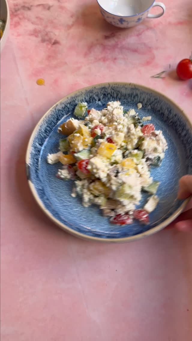 🥗 Frischer Frühlingssalat mit körnigem Frischkäse
Der perfekte easy & healthy Lunch, den ich aktuell fast jeden Tag esse.
Super schnell gemacht, frisch und super lecker!
Knackiges Gemüse trifft auf ein cremiges Zitronen-Frischkäse Dressing – genau das, was man im Frühling braucht 💚
✨ Zutaten:
Gurke
Tomaten
Feta
Paprika
Champignons
Dill
Zitrone
Olivenöl
Körniger Frischkäse
Alles klein schneiden und in eine Schüssel geben.
Körnigen Frischkäse dazugeben und unterrühren, mit Zitronensaft, Olivenöl, Meersalz und Pfeffer abschmecken.
Mit Dill toppen – fertig!
So simpel und sooo gut 😃😍
💬 Wär das was für deinen Lunch? #einfacherezepte #lunch #rezept