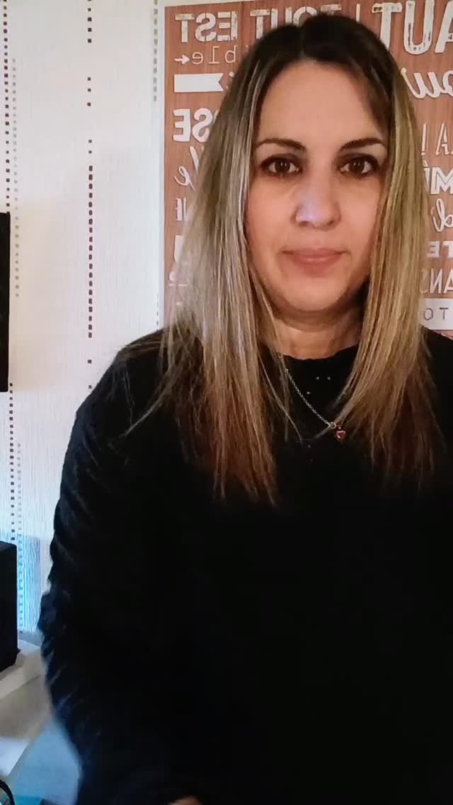 Son oral approche ?
L'éloquence : la compétence oubliée de la préparation aux épreuves orales. 🏛️
On passe des mois à réviser les mathématiques ou le français. Mais combien d'heures sont consacrées à la posture vocale ?
En tant que coach vocal, j'accompagne les candidats aux épreuves orales en seulement 3 séances pour :
✅ Maîtriser le souffle pour gérer l'adrénaline.
✅ Travailler le timbre pour inspirer confiance et maturité.
✅ Rythmer le discours pour captiver l'auditoire du début à la fin.
Le jury décide souvent de votre potentiel dès les 30 premières secondes. Assurons-nous qu'elles soient mémorable.
Contactez-moi en MP pour une première séance ! 🚀
#réussitescolaire #brevet2026 #Eloquence #etudiants #bac2026