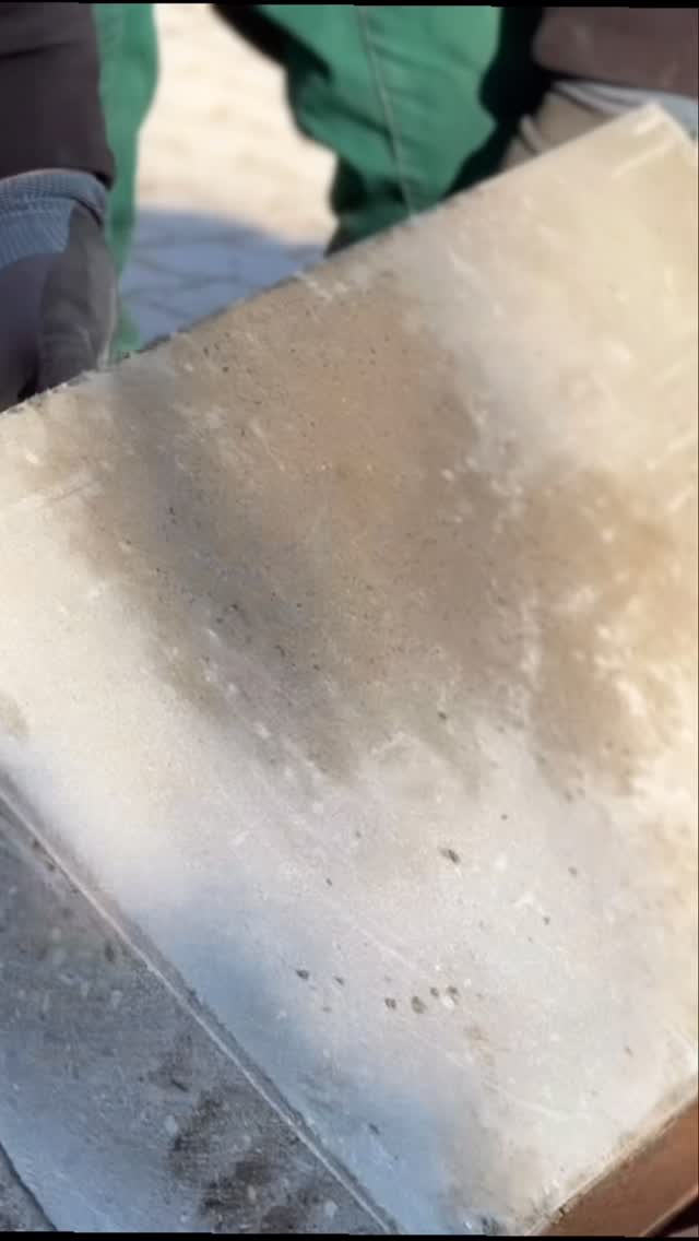 Was vorher uneben und in die Jahre gekommen war, wurde Stück für Stück neu aufgebaut. Am Ende steht ein sauberer, stabiler Eingangsbereich, der wieder sicher genutzt werden kann. 💪