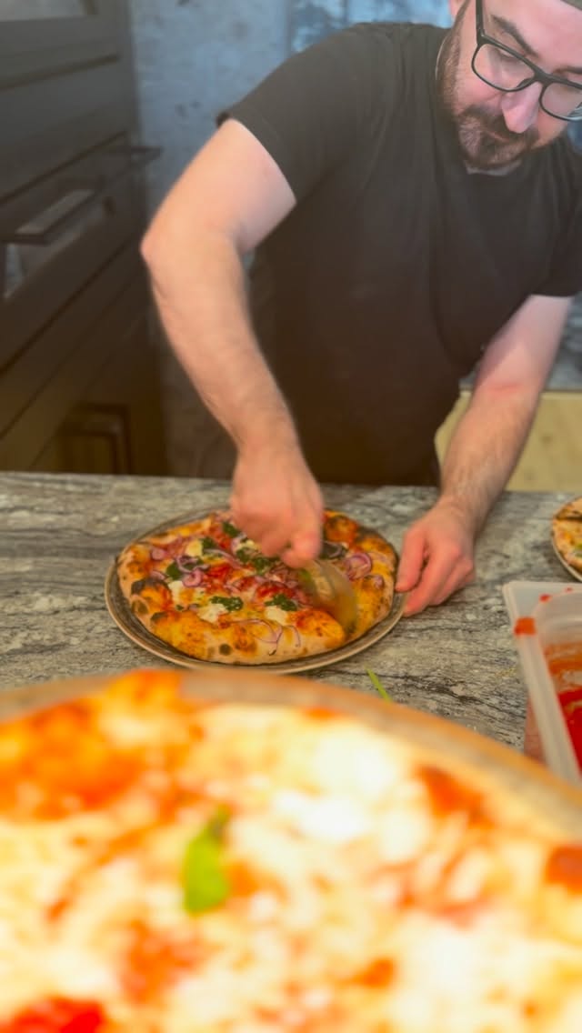 Your pizza is ready — fresh, delicious, and made to be shared. Because great food is even better when enjoyed with the people you love.
Good company, great flavors, and a little taste of la dolce vita — that’s what it’s all about 🍕✨