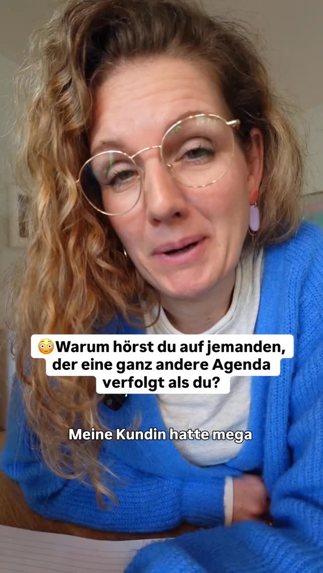 Wie triffst du deine Entscheidungen?
Hast du schon Impulse- und folgst ihnen konsequent? Oder verlässt du dich noch mehr auf den Verstand?
Mein Kopf ist auch oft sehr laut und will mir immer alles relativieren. Das ist ja auch gut so, denn der Verstand ist dazu da, Gefahren zu vermeiden.
The thing is - dein Verstand bewertet alles nach Kriterien und Informationen, die du dir so im Laufe des Lebens angesammelt hast: Eigene, übernommene oder kollektive Glaubenssätze. Und die grätschen dir ganz gerne mal in deine Visionen rein:
- Bin ich wirklich Expertin genug - so ganz ohne Follower und Aufträge.
- Ich lieg meinem Partner zur Last, wenn ich erstmal weniger verdiene
- Ich brauch regelmäßiges Einkommen, damit ich mich sicher fühle.
Aber ob diese Muster dir immer so dienlich sind?
Sie sind dazu gemacht, die da zu behalten, wo du gerade stehst.
Und wir beide wissen, dass du da ja weg willst.
In ein Leben das besser zu deinen Bedürfnissen, deinen eigentlichen Talenten und deinen Werten passt.
Wie wäre es, zur Abwechslung mal mutig sein und den Impulsen deiner allwissenden Seele zu folgen?
Hui, es könnte ja abenteuerlich werden.
Aber wollen wir das nicht?
Folg mir gern rein, wenn du weißt, das ein Weg in die Selbstständigkeit für dich nicht mehr verhandelbar ist.
SELBSTSTÄNDIGKEIT / PERSÖNLICHKEITSENWICKLUNG / ENERGIEARBEIT / ÄNGSTE / MUT / SICHTBARKEIT