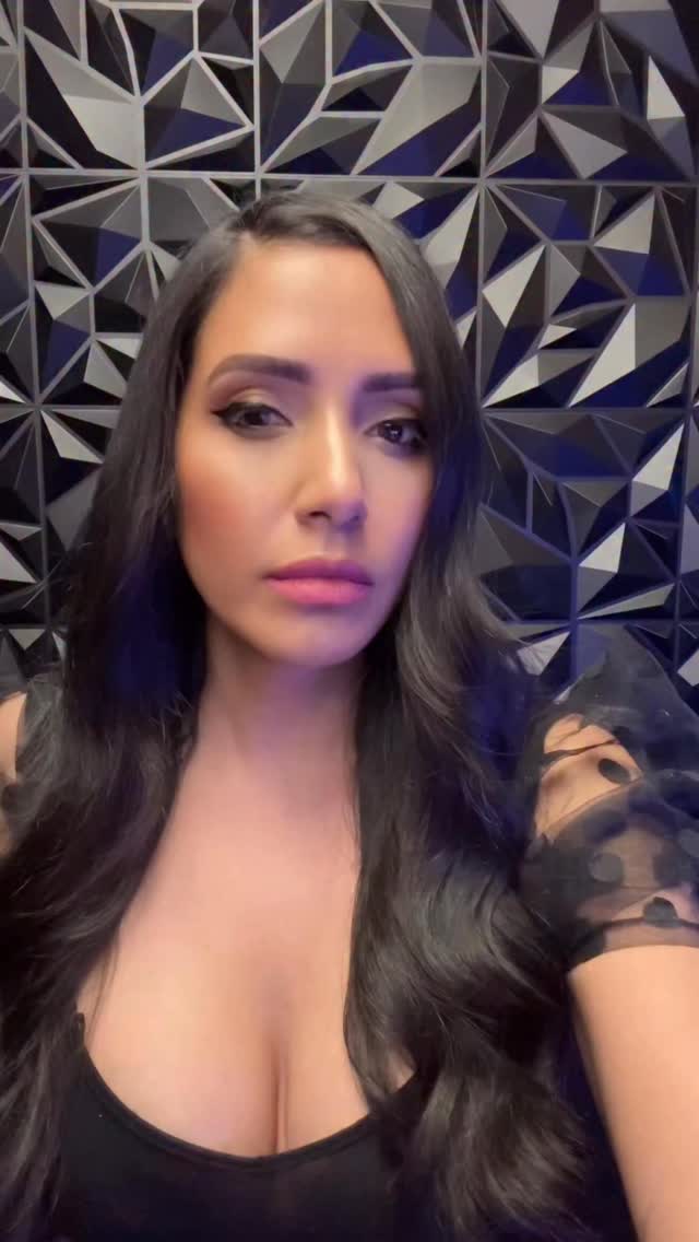 If you’re anything like me, you’re probably working nonstop and haven’t had enough water yet. So this is your sign to take a pause and drink some water 💦
What are you waiting for?… GO HYDRATE!!!! 💋
#ThisIsYourSign #TakeAPause #DrinkYourWater #GloriaKloter #VoiceActress