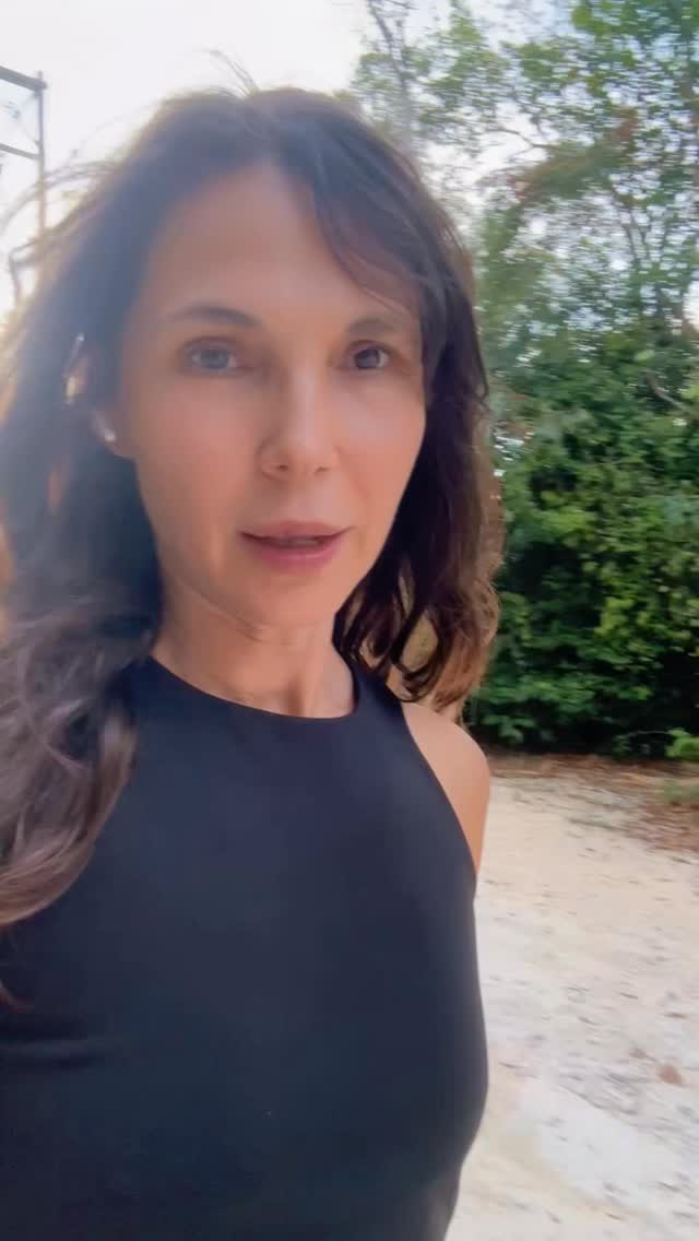 If you’re a runner over 40 and you leak when you run, you are not alone. But you also don’t have to accept it as normal.
Stress urinary incontinence is one of the most common issues among women athletes, and it’s almost never talked about. Pads are not the solution. Your pelvic floor is.
With the right exercises you can run free again. No pad. No fear. No holding back.
#PelvicFloorHealth #WomenRunners #MarathonWomen #IncontinenceAwareness #LeakProof