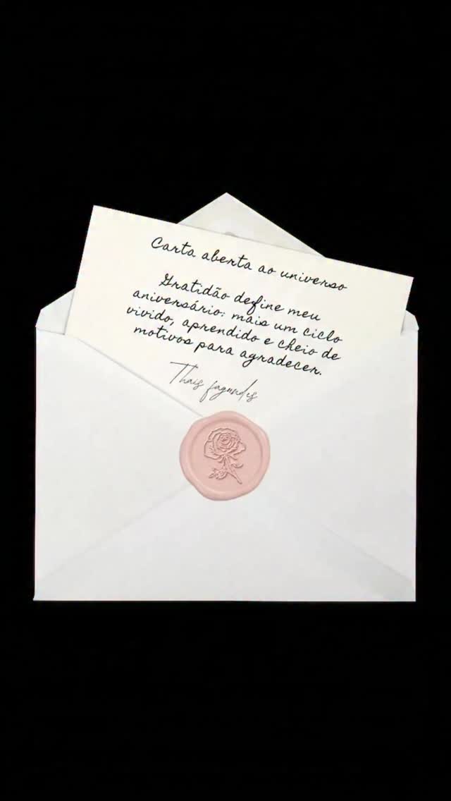 Hoje é meu aniversário… 🎂 🎈
e eu escolho escrever uma carta aberta ao universo.
Gratidão define 🤍
�Define cada passo, cada aprendizado, cada desafio que me moldou até aqui. Hoje não celebro apenas mais um ano de vida, mas um ciclo inteiro vivido com intensidade, crescimento e propósito.
Agradeço pelas conquistas que me impulsionaram, pelos momentos difíceis que me fortaleceram e pelas pessoas que caminharam ao meu lado — algumas ficaram, outras ensinaram e seguiram.
Que esse novo ciclo venha leve, forte e cheio de novas possibilidades. Que eu continue evoluindo, sonhando alto e sendo grato por cada detalhe, mesmo os mais simples.
Hoje eu celebro a vida.
�E, acima de tudo, celebro quem eu me tornei no caminho.
Gratidão, sempre.