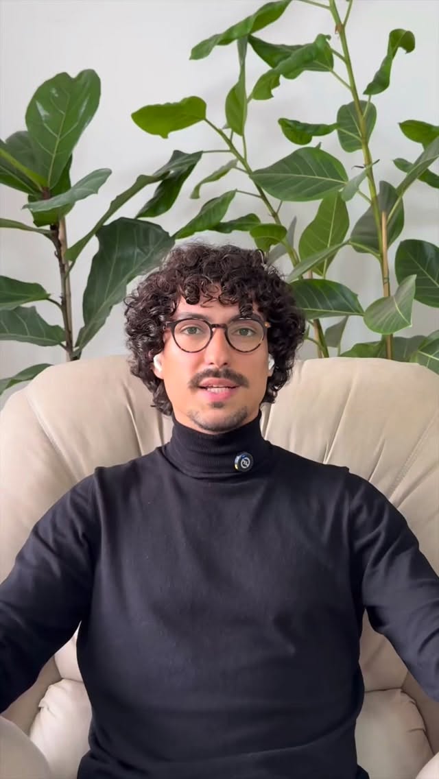 Eu admiro cada um de vocês que tomou a decisão mais difícil da própria vida diante de circunstâncias que operaram para impedir a ascensão social. Eu admiro cada um de vocês que saiu do seu lugar de origem em busca de uma vida melhor, legítima para si. Houve desejo de outra coisa e houve sustentação do impossível desse desejo.
Vocês encarnam uma força que insiste, que atravessa, que não se reduz. Há beleza nessa insistência, há potência nesse movimento. Vocês são inteiros, indomáveis. Valorizem a própria história.
Comente BÁSICO
#psicanalise #traumadapobreza