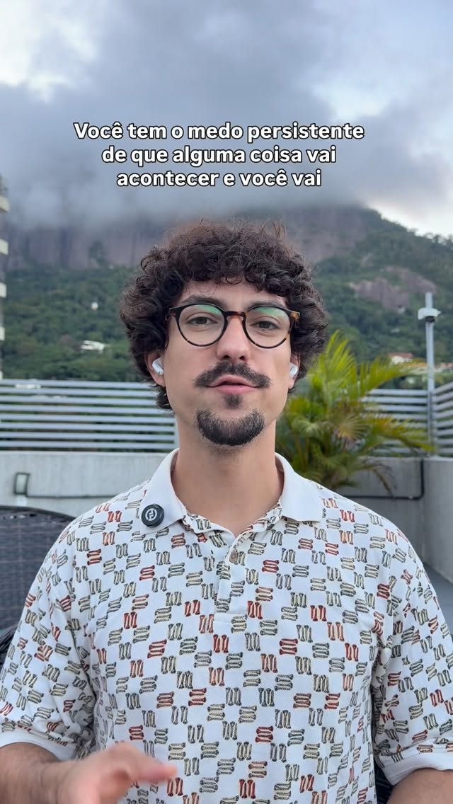 O medo da queda é o medo de alguma coisa vai acontecer e você vai perder tudo e voltar para a pobreza. O medo da queda é uma neurose do trauma da pobreza, é um sofrimento psíquico marcado pela antecipação constante de perda após a conquista. Ele se organiza quando você que saiu da escassez passa a sustentar algo de valor e passa a viver sob a tensão de que isso pode desaparecer. A estabilidade não se inscreve como permanente, ela permanece frágil no campo simbólico. Surge vigilância excessiva, dificuldade de usufruir e decisões atravessadas por contenção ou urgência. O passado de privação permanece ativo no inconsciente e orienta a leitura do presente. Você passa a se relacionar com o futuro como ameaça possível de retorno à condição anterior.
#medodaqueda #traumadapobreza #kalytonpsi