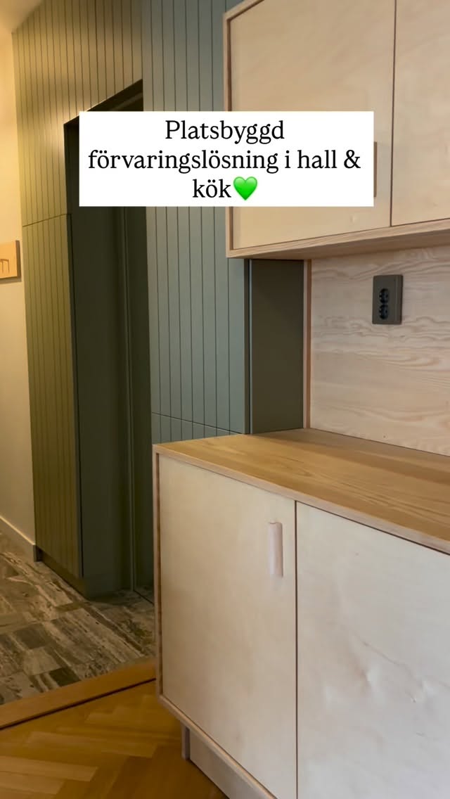 Vi tror på att spara, bevara och lyfta fram det befintliga. Med platsbyggda lösningar går det att skapa något nytt – utan att börja om!✨
Här har vi byggt vidare på ett befintligt kök i björk och ask, och adderat smarta, platsbyggda lösningar som lyfter både funktion och helhetsintryck:
▫️Överskåp som maxar förvaringen�▫️Handtag i björk från @norrgavel�▫️Förvaringsskåp som snyggt knyter an till hallens förvaringslösning
Vi tror på att ta tillvara på det som redan finns och fungerar – och komplettera med det som saknas🤝
Har du ett kök med potential? Låt oss hjälpa dig att utveckla det med varsam hand och platsbyggd precision.
Hör av dig till oss!
📞 08 - 541 350 71
📩 info@wolfbuilder.se
Bilder & videos Wolfbuilder AB Helena Linus @ellagotbring