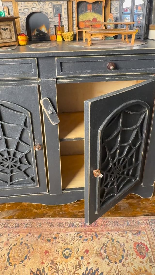 This BIGature was designed by the incredibly talented Shawn & Robin Betterly @robinbetterley and is featured in my latest estate auction happening now in my eBay store, there's a link in my bio to bid now this sale ends on Sunday during the 7 PM Eastern time hour. #Halloween #Spooky #Dollhouse