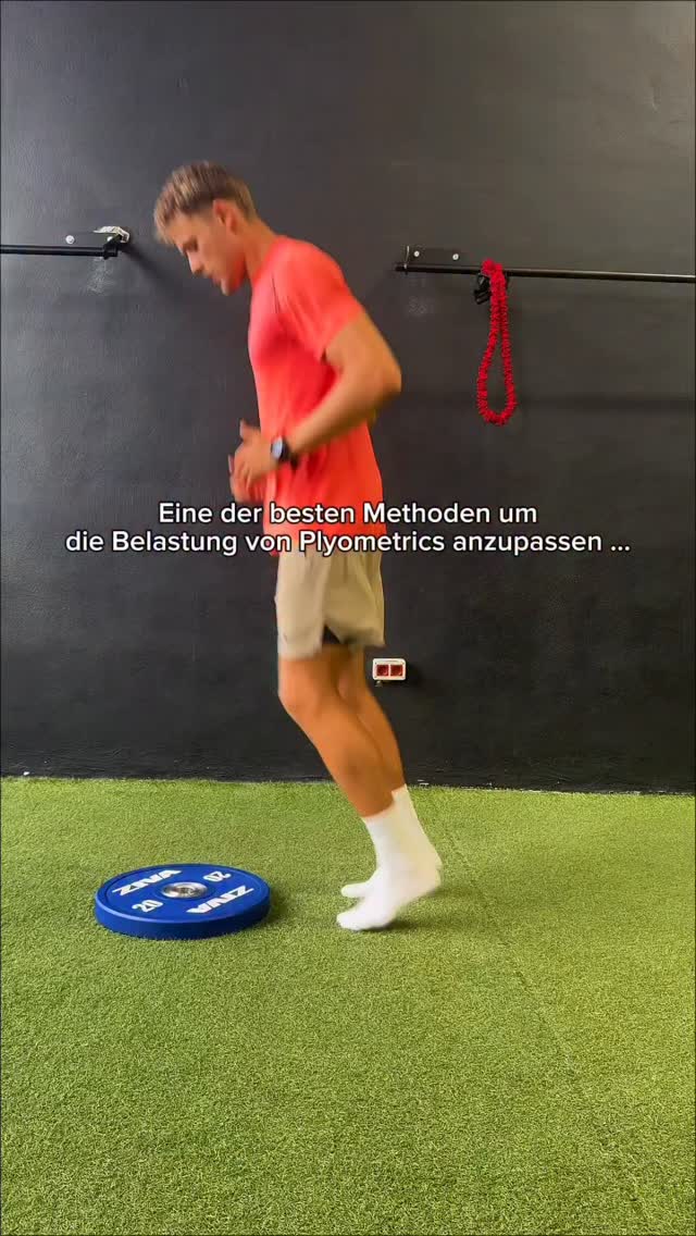 Wer Plyometrics macht, sollte aufpassen diese nicht zu früh zu intensiv zu machen.
Das Prinzip ist folgendes:
Umso höher du springst, umso höher ist die Kraft die auf deinen Körper wirkt.
Denn wenn du höher springst, „fällst“ du auch aus einer größeren Höhe wieder nach unten, wodurch die Erdanziehung dich stärker beschleunigt.
Durch das Metronom kann man das gut steuern. Ziel ist es, auf jedem Schlag am Boden zu sein.
Wenn du eine hohe Schlagzahl (z.B. 180 BPM) einstellst, hast du nur kurze Zeit zwischen den Schäden des Metronoms, kannst du nicht hoch springen. Das würde zu langsam dauern.
Im Gegensatz dazu: Stellst du eine niedrige Schlagzahl ein ( z.B. 120 BPM), dann musst du länger in der Luft sein um im Takt den Boden zu berühren.
Bedeutet also:
👉 Hohe Schlagzahl = niedrigere Sprunghöhe = weniger Belastung
👉 Niedrige Schlagzahl = höhere Sprunghöhe = höhere Belastung