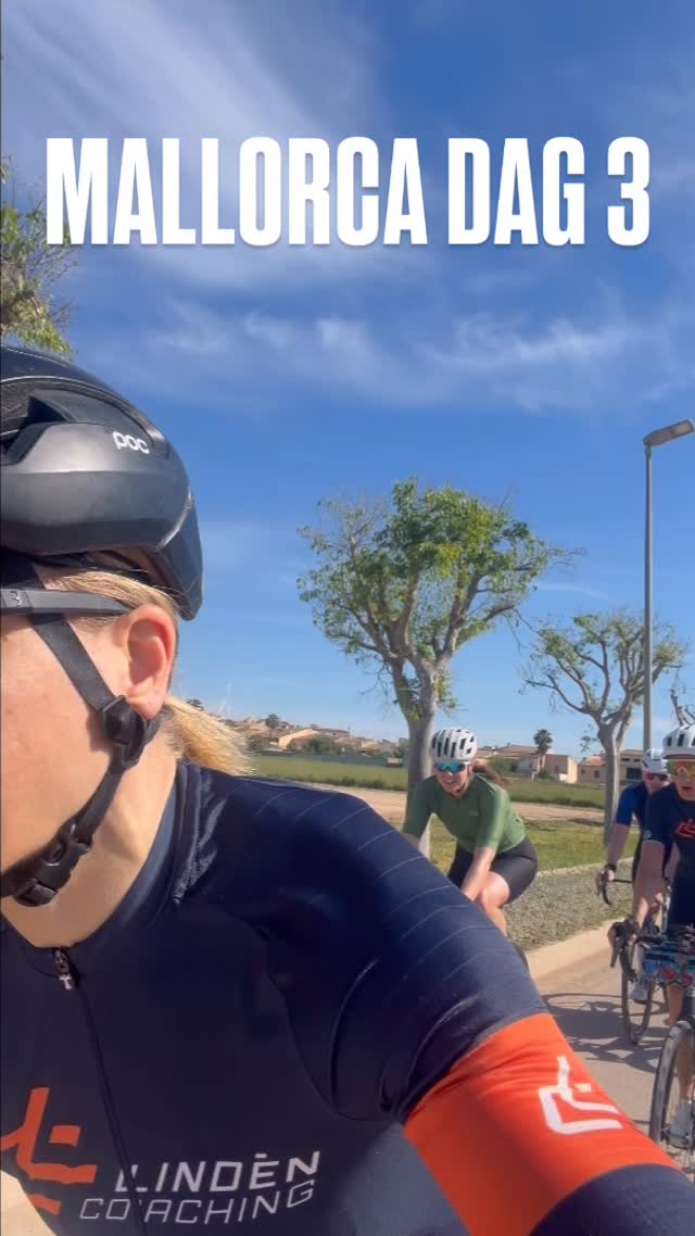 Mallorca dag 3 - ”mellandag” med fika
🚴♀️ 71,4 km
⏱️ 2h 41 min
⛰️ 478 m
Efter gårdagens batalj mot bergstopparna var det skönt med en lugnare dag.
Jag styrde dock ner stackars Olle i ett hål i vägen och fick såklart punka. Alex bytte slang på rekordtid och vi rullade vidare mot Petra. Där tryckte jag i mig en fantastisk bagel med rödbetshummus och avokado.
Pasta Pomodoro är en rätt vi äter mycket av på träningslägret. Likaså idag, fast Eroski*-style. Tröttnar aldrig.
Efter lunch traskade jag och min sambo Eleonor @supersyrrannori ner till stranden för ett dopp. Vi kan alltså konstatera att årets första OW pass är avklarat!
I morgon väntar ännu en bergsbatalj. ÄNTLIGEN ska jag få cykla uppför Sa Calobra 🤗🥵
@yennska @lindencoaching
#mallorcacycling
*stormarknaden