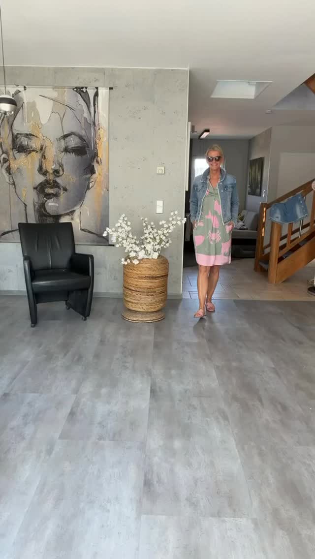 Diese zwei coolen Outfits sind das perfekte Upgrade für euren Kleiderschrank 🤍✨
Auch in diesen Farben ist unser Kleid Frühstück Shark ein echter Hingucker – egal ob lässig mit Jeansjacke oder einfach solo getragen. Ihr werdet es lieben!
Und unsere Bikini-Zweiteiler? Die gehören längst zu den Klassikern 😍 In Schwarz-Weiß lassen sie sich sowohl schick als auch cool stylen – perfekt für jeden Look.
👉 Link in der Bio
#fashionboxx #outfitinspo #sommerlook #bikini #kleiderliebe #styleinspiration #ootd #fashionstyle #modeonline #trendlook