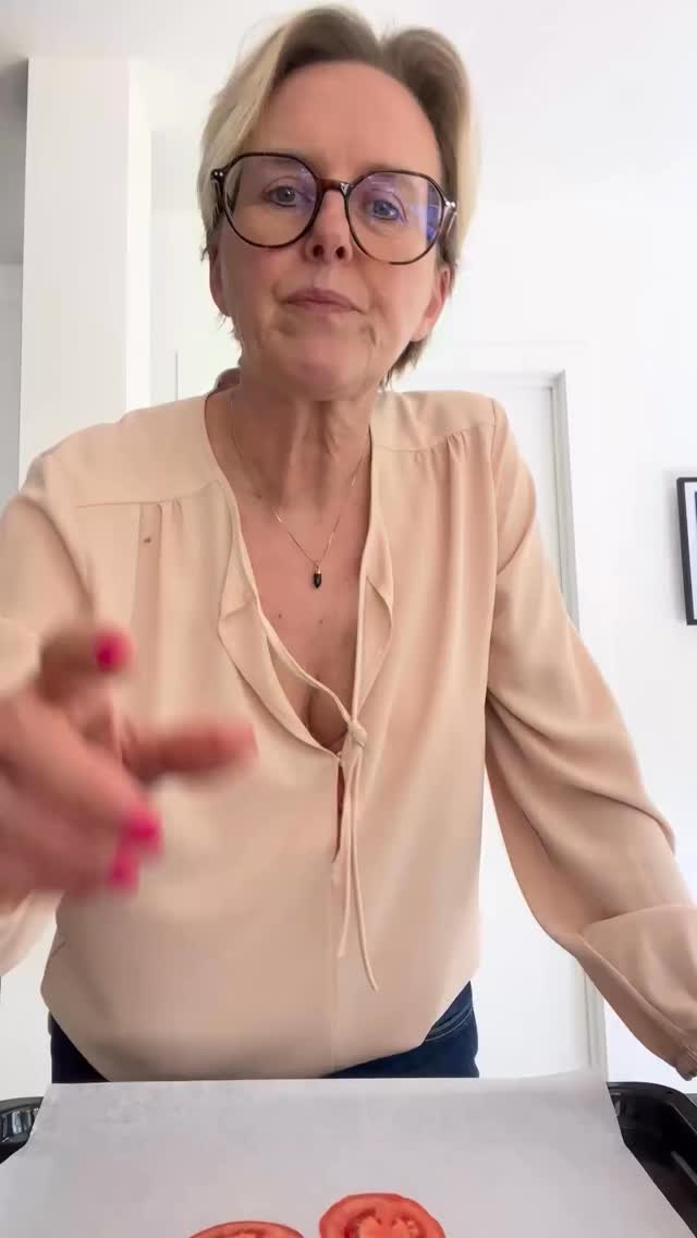 🍅 **Echt eten, snel gedaan — #3**
De barbecue gaat terug aan. En de tomaat verdient beter dan rauw op een schotel.
Halveer ze. Leg ze op bakpapier. Maak deze mengeling:
→ olijfolie + scheutje balsamicoazijn + lepeltje mosterd + beetje honing (+eventueel : beetje kruidenzout)
→ proeven, bijsturen, over de tomaten
→ verse tijm erover (gedroogd mag, vers is net dat tikkeltje meer)
→ 20 minuten op 180°
Dat is alles.
Ik maakte dit ooit voor een groep. Ik voorzag voor iedereen 3 helften. Ze waren allemaal op. Én alle vrouwen vroegen het recept. 🙋♀️
Zegt genoeg.
Fork it. ✌️
#EchtEtenSnelGedaan #SwitchLife #ForkIt #blijvendafvallen