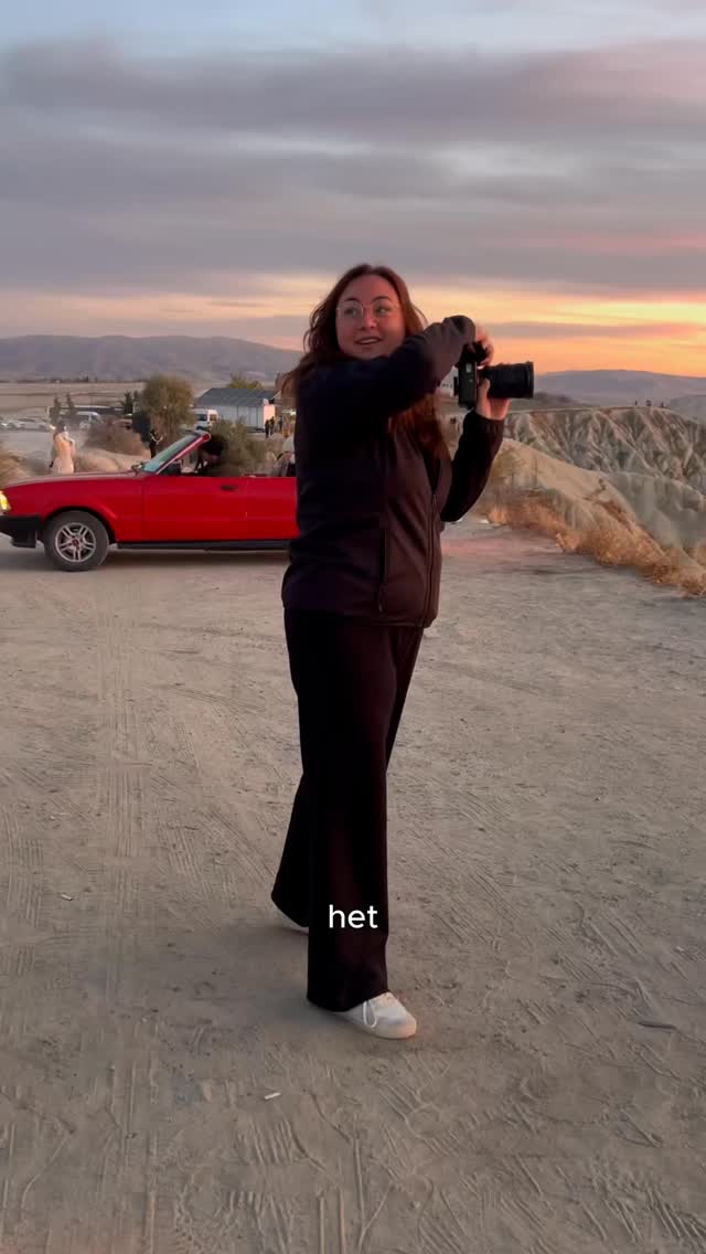 Soms begint een shoot gewoon met een idee dat in je hoofd zit en je niet meer loslaat.
We waren met onze vriendengroep in Cappadocië en deze plek stond als trouwfotograaf al jaren op mijn lijst. Dus ik dacht: hoe bijzonder zou het zijn om hier een shoot te doen bij zonsopkomst, tussen al die luchtballonnen.
Alleen… ik had geen koppel.
Dus ik vroeg gewoon twee vrienden die elkaar al dertien jaar kennen en ineens een koppelshoot moesten doen. Nog snel een jurk vinden, een wekker om kwart voor zes en hopen dat iedereen het idee de volgende ochtend nog steeds een goed plan vond. 😂
Maar toen de zon opkwam en de ballonnen de lucht in gingen, wist ik weer precies waarom ik dit zo graag wilde. De foto’s zijn uiteindelijk nog mooier geworden dan ik had gehoopt.
Op mijn pagina deel ik vaker dit soort plekken, shoots en verhalen achter de schermen van mijn werk. 🤍
#trouwfotograaf #bruidsfotograaf #cappadocië #cappadociaelopement #elopement
