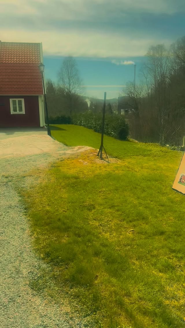 Nu öppnar vi upp vår historiska vandringsled 🍃
Här möts naturens lugn och platsens berättelser- en vandring som tar dig genom både landskap och tid.
Ta en paus från vardagen, andas in skogen och låt historien följa med längs vägen.
Välkommen att upptäcka något nytt hos oss 🤩#munkedalsherrgård #hembygdsförening #slowtravelling #vårfestibohuslän #västsverige
