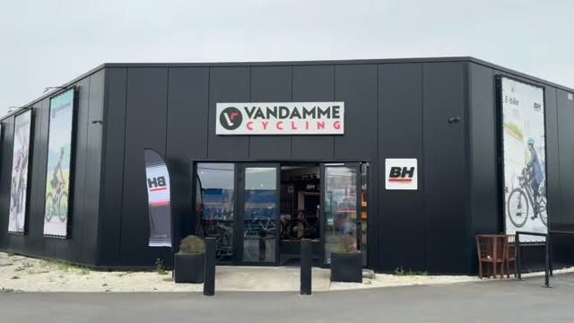 Let’s go! ⚡️🚴♂️
🇫🇷Nos journées portes ouvertes sont officiellement lancées : du 18 au 26 avril ! ⚡️
Venez découvrir notre magasin et profitez de -10 % sur tout !
Le dimanche 26 avril, on prévoit quelque chose d’encore plus sympa :
- nous organisons plusieurs sorties : ROUTE, VTT ET GRAVEL 🚴♂️. Inscription gratuite ici : https://www.vandammecycling.com/portes-ouvertes-2026
- A partir de 12h30 : Diffusion de Liège-Bastogne-Liège en direct sur écran géant ! 🤩
Vous êtes les bienvenus !
Vous ne pouvez pas passer ? Aucun souci ! Nous sommes aussi toujours là pour vous en ligne : www.vandammecycling.com 😉
🇫🇷 Onze opendeurdagen zijn officieel gestart: van 18 tot en met 26 april! ⚡️
Kom onze winkel ontdekken en geniet van -10% op alles!
Op zondag 26 april voorzien we nog iets extra leuks:
* we organiseren verschillende ritten: WEG, MTB en GRAVEL 🚴♂️. Gratis inschrijven kan hier: https://www.vandammecycling.com/portes-ouvertes-2026
Vanaf 12u30: Live-uitzending van Liège-Bastogne-Liège op groot scherm! 🤩
Jullie zijn van harte welkom!
Kan je niet langskomen? Geen probleem! We staan ook altijd online voor je klaar: www.vandammecycling.com 😉