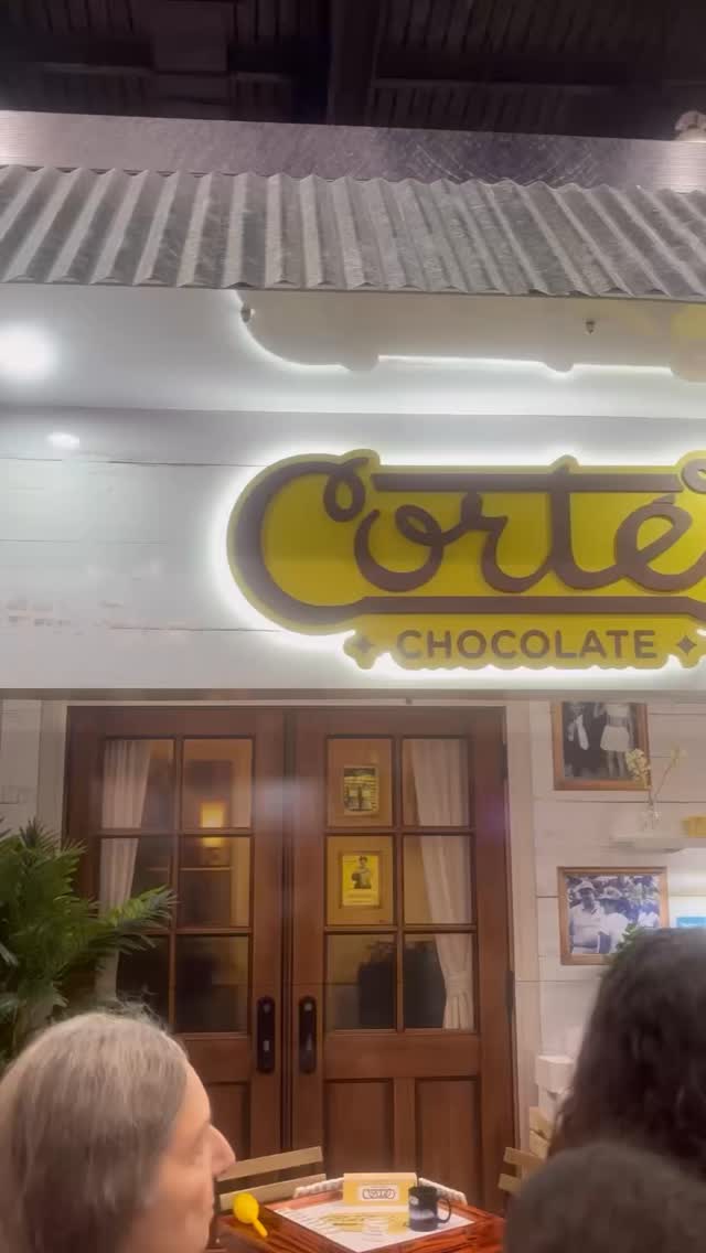 Hoy comienza la serie de entrevistas con @chocolatecortespr 🍫
Una conversación que va más allá del sabor: historia, tradición, arte y evolución de una de las marcas más longevas en Puerto Rico. En este primer video tenemos la voz de Elaine Shahab @shehabelaine fundadora de @chocobarcortes , quien nos cuenta sobre inicios de la compañía.
Mañana les publico parte de la entrevista con el chef ejecutivo, Ricardo De Obaldía. @deobchocolate Donde nos cuenta su experiencia ofreciendo talleres a futuras generaciones a través de la alianza estratégica que la compañía tiene con @apuga.pr.
El artículo sobre Chocolate Cortés ya está disponible en parchagastronomica.com. Link en BIO 🔗 #periodistagastronómica #puertorico🇵🇷 #chocolatecortés