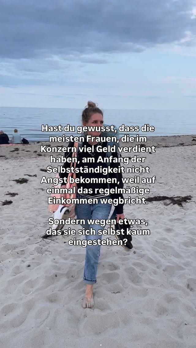 Du hast die Entscheidung getroffen raus aus deinem 9to500 Job und all-in in deine Selbstständigkeit 🚀
Und dann.. eine Millisekunde nach der Entscheidung ging dir der Poppes auf Grundeis bei dem lieben Thema Geld.
Ich weiß, wie es dir geht - ich war 15 Jahre im Konzern, in einer Teamhead Stelle bei einem bekannten Sportartikelhersteller. Arbeitgeber mit großem Namen, richtige gutes Gehalt, sicherer Arbeitsplatz.
Und glaub mir, als ich mich entschlossen habe, das alles hinter mir zu lassen. Da ging was ab im Nervensystem. Das kannst du mir glauben 😮💨.
Wie bei den meisten hier im Westen, hängt unser Sicherheitsgefühl an Geld.
Aber ist Geld WIRKLICH ein Thema von dir? Nachdem du nicht ganz auf den Kopf gefallen bist, hast du dir genug zur Seite gelegt. In die Selbstständigkeit ohne einen Puffer, das funktioniert nicht. Aber so intelligent bist du, um das schon eingeplant zu haben.
Also, was ist es denn dann?
- Stress mit dem Partner, weil der dich lieber im 9to5 sehen würde?
- die Angst vor den Kollegen, die mit dem Finger auf dich zeigen, weil du jetzt erstmal vorübergehen weniger verdienst?
- oder weil dein Selbstwert doch mehr an deinen Einkommen gekoppelt ist, als dir lieb ist?
Money flows, where Energy goes.
Solange du deine Gedanken und damit deine Energie in Katastrophenszenarien lenkst, nährst du deine Ängste.
Folg mir gerne rein, wenn du es auch Leid bist, dir deine große Vision von unberechtigten Ängsten madig machen zu lassen. #NothingCanStopMe