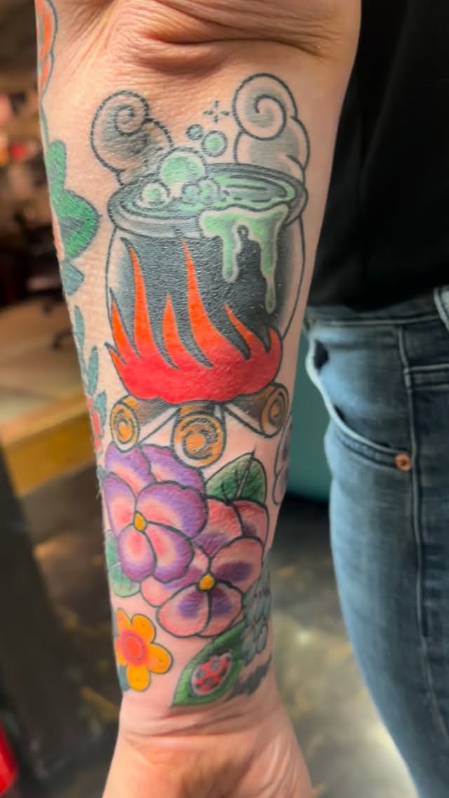 Reworked the top half and continued the look down the arm. For fellow readers #nightcourt #midcenturymoderntattoo #retrotattoo #phillytattooartist #delcotattoo