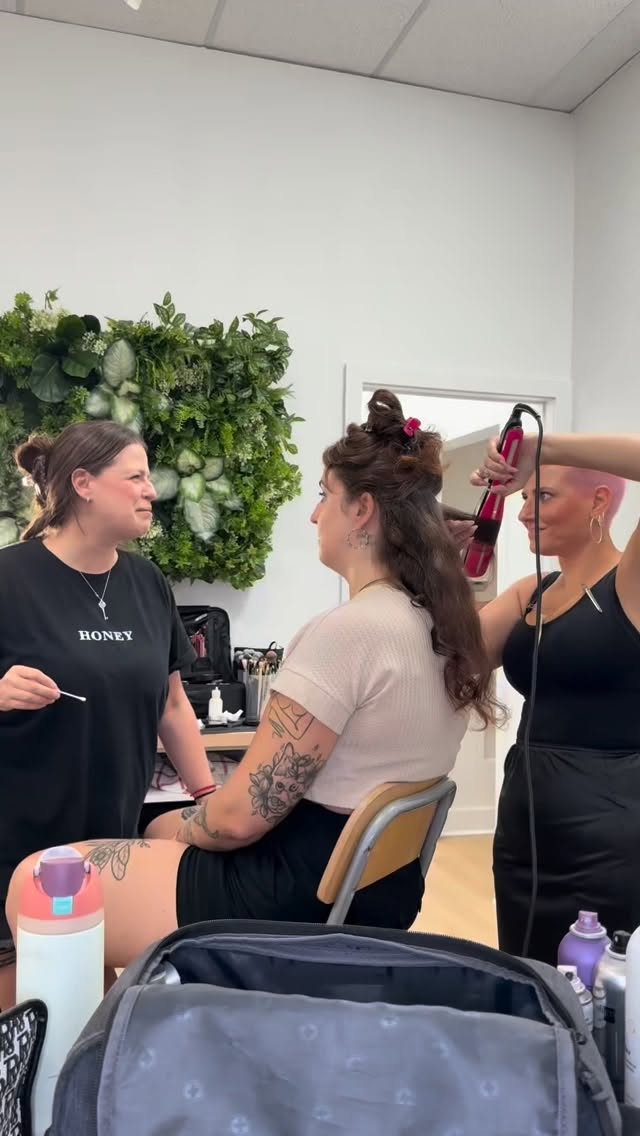 La vie riche car nous avons la chance de travailler avec des femmes extraordinaires !
#glamsquad #womenempoweringwomen #womenownedbusiness #mtlmakeupartist #mtlhairstylist