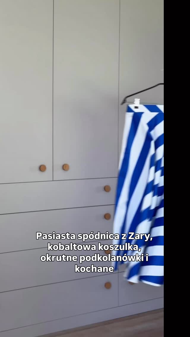 Co zakładam do pracy wiecie doskonale - dresy z wypalonymi kwasem dziurami i wygodny tshirt. Ale poza pracownią…?
Dzisiaj padło na paski! Uwielbiam to, że choć spódnicę z Zary może mieć każda z nas, to biżuteria sprawia, że ten zestaw jest po prostu mój.
Wspaniała Iris mówiła, że more is more; less is bore i tego też się trzymam.
Trzy srebrne łańcuszki, kilka pierścionków i kolorowe kolczyki. A co tam, na bogato.
Chciałabym, aby moje prace nie czekały w pudełkach na wielkie wyjścia, nośmy je do pracy, do muzeum, na spacer. To małe rzeźby, które przypominają, że każda z nas jest oryginałem.
A tak najszczerzej jak się da to jestem przerażona tym nagraniem, po raz kolejny przesuwam granicę z tabliczką Strefa komfortu. Dajcie proszę znać czy ok., czy żena. Szczerość za szczerość.
#bizuterianazamowienietorun #biżuteriaautorska #łańcuszki #srebrnynaszyjnik #kobaltowo