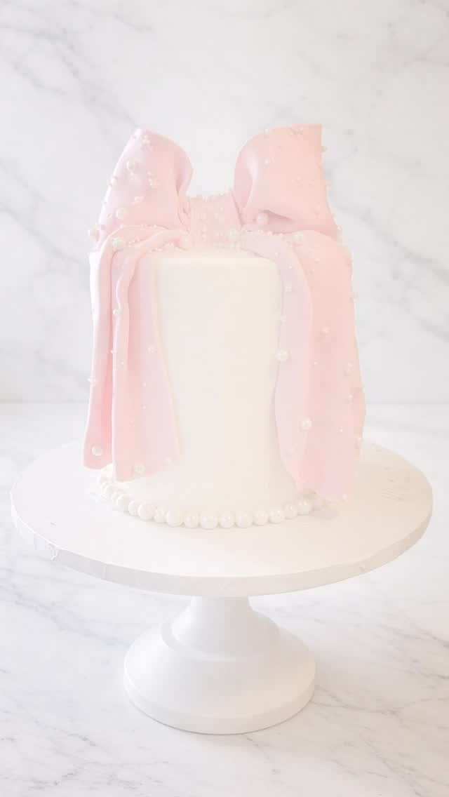Beauty from all angles...
.
White on White
Vanilla with Vanilla Bean Swiss Meringue Buttercream
.
.
.
-🎨-
-😎-
-🎂-
#ediblecreationsforall #createchillcake