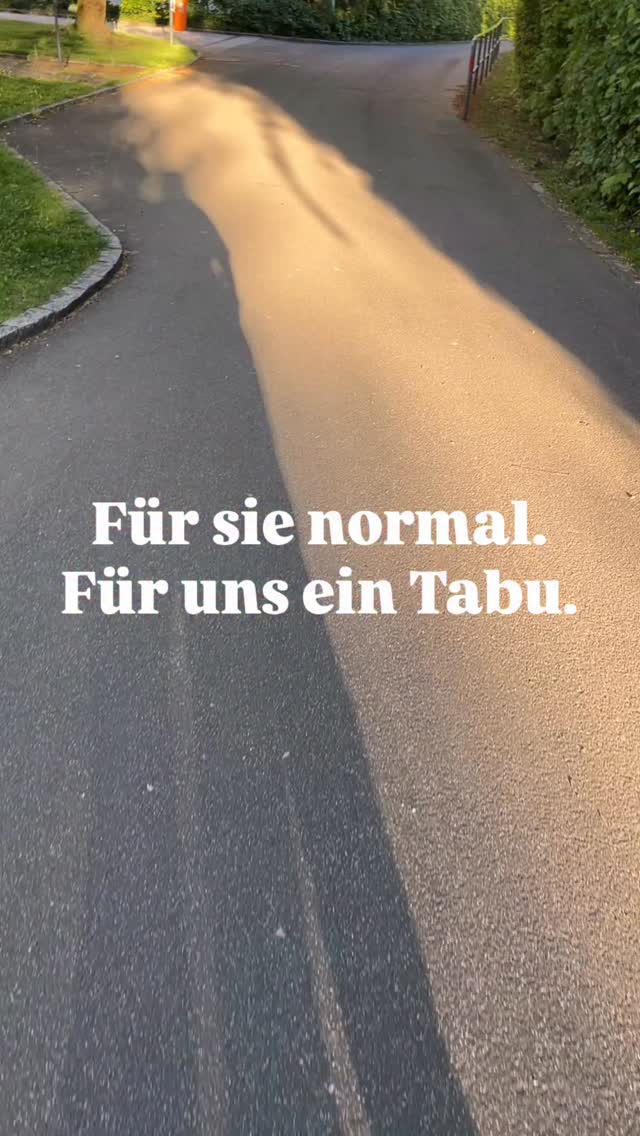 ✨Dieser Gedanke kam mir heute beim Spazierengehen.
Zwei Schatten.
Zwei Generationen.
🩷Für sie normal. 🧡Für uns ein Tabu.
Ich spreche von den Wechseljahren.
Ein Thema, über das wir viel zu lange geschwiegen haben.
Aber genau das ändert sich jetzt. Mit uns!
Und so wird es für unsere Töchter einfach … normal.
🧐 Jetzt bin ich neugierig:
Wer ist wer? 👀Links oder rechts – wer ist die Mama, wer die Tochter?
Schreib’s in die Kommentare ⬇️
#glücklichewechseljahre #glitzernstattschwitzen #wowstattwäh