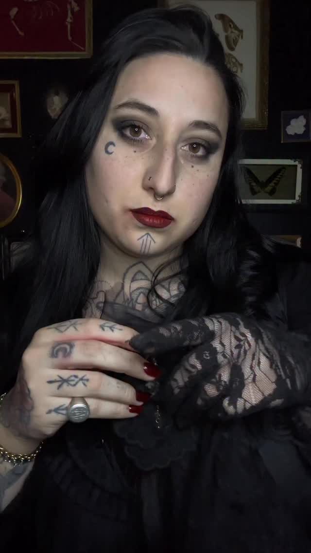 Cette broche inspirée de Gomez Addams a été créée et pensée sur son caractère, son style et son aura. Une broche vintage upcyclée orné de vertèbres de serpent à sonnette 🐍🌹
Et elle est toujours disponible sur ma boutique (lien dans la bio)
Bijoux alternatifs curiosités faits main, victorien gothique, bijoux os, famille addams