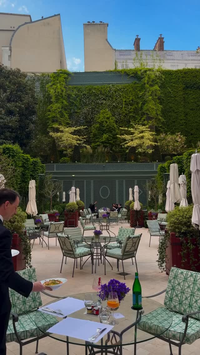 Great rec by @popcorn.paris One of the most beautiful terraces in Paris is hidden in the 8th
🌳The Jardin Français, in the heart of @lebristolparis, the emblematic 5-star palace opened in 1925, minutes is a real parenthesis of calm and elegance, where we savor a moment out of time under a soft light 🌞
🍴Cooking side, favorite for the lobster roll, fettuccini with langoustines and lemongrass-scented broth and the luxury version burger. @arnaud.faye
🍮Must-have desserts: Piedmont hazelnut in trompe-l’oeil, the iconic mille-feuille, not to mention hot chocolate!
🥂 A terrace to live at least once, to celebrate a precious moment or simply treat yourself to a memorable moment✨
☀️ Open every day from 12:00 to 22:30, weather permitting
💶 Price range:
Starters: 35€–61€ | Dishes: 42€–98€ | Desserts: 27€–35€
📍 The Bristol Paris: 112 rue du Faubourg Saint-Honoré, Paris 8
#terrasse #restaurantparis #bristolparis #luxe #parisrestaurant