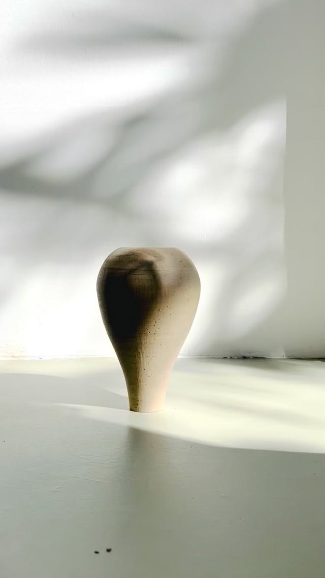 O B J E K T / E
Gemischte selbst gesammelte Ton und Erd- Arten.
Innen weiss glasiert
Handgedreht
Einzelstücke
B 12 cm, H 21 cm
B 10 cm, H 28 cm
Bei Interesse, schreib mir eine DM.
Workshops unter cl-ay.de
•
O B J E C T / S
Mixed self collected clay and earth types.
glazed inside white
wheel throwing
unique peaces
B 12 cm, H 21 cm
B 10 cm, H 28 cm
If you are interested, write me a DM.
Workshops: cl-ay.de
#keramik
#design
#erde
#keramikobjekte
#erde