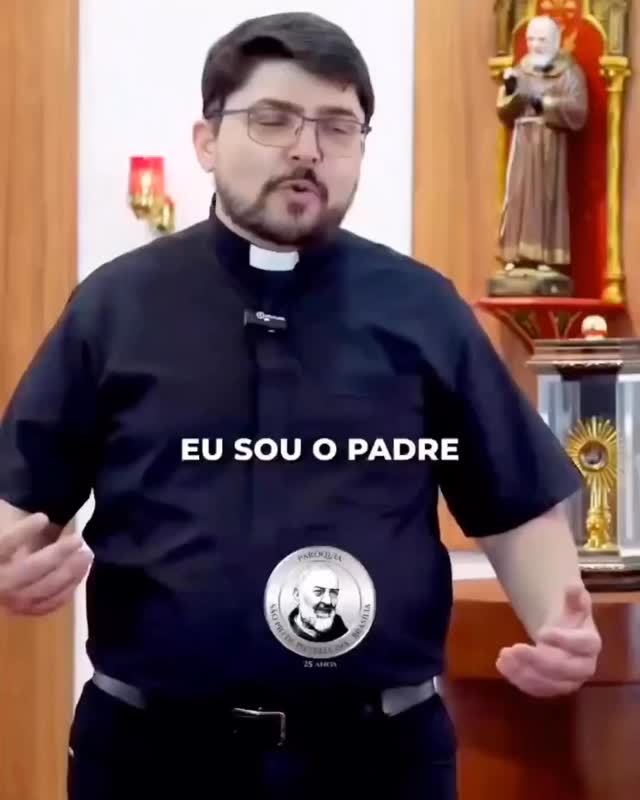 Homenagear o Padre Fernando é celebrar a grandeza do seu “sim”. Hoje, em seu aniversário, recordamos com gratidão a trajetória do pastor que transformou nossa comunidade. 🎉
Ele chegou dizendo: “Não me sinto devoto; sinto-me apenas o porteiro da casa de São Pio”. Mas vimos o porteiro se tornar amigo, irmão e o pai que conhece cada ovelha pelo nome. ⛪❤️
Padre Fernando fala com a unção do Espírito Santo, mas também fala com as mãos. Sob sua liderança, a fé virou ação no projeto Mãos à Caridade e o sonho da nossa Casa de São Pio ganha forma tijolo por tijolo. 🧱✨
Seu grito de “CORAGEM!” “Viva São Pio” nos impulsiona e nos recorda:
“Um padre sozinho não constrói uma igreja, mas uma comunidade de pedras vivas constrói o Céu na terra.”
Da Festa Italiana às Missas devocionais, tudo em nossa Paróquia carrega a marca do seu zelo.
Obrigado por nos ensinar que só pode celebrar quem sabe recordar.
Nós recordaremos para sempre o dia em que o senhor cruzou o nosso caminho.
Feliz aniversário, nosso querido pastor! 🎂🙏 Que Deus renove suas forças e São Pio guie seus passos hoje e sempre.
#PadreFernando #Aniversario #VivaSaoPio #Gratidao Coragem