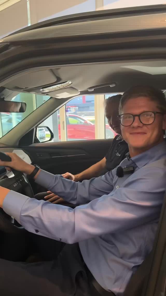 Nå har vi fått inn Kia EV5 i butikken 😍
Denne rålekre SUVen gir deg komfort, fleksibilitet, god rekkevidde, høy bakkeklaring, 4x4, god bagasjeromsplass, enkel innlasting - du skjønner tegninga: en helt RÅ SUV!
Det beste: nå kan du sjekke den ut hos oss 😍 Joakim og Thomas ønsker dere velkommen innom i morgen fra 10:00-14:00! God helg 😊