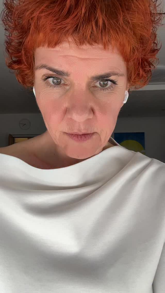 Wir haben gelernt, uns anzupassen.
Nicht, uns zu feiern.
Und dann kommen die Wechseljahre –
und plötzlich soll alles „weniger“ werden?
Sicher nicht.
Schreib „WOW“, wenn du bereit bist für mehr von dir.