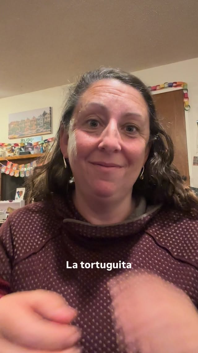 Day 9 of 14 La Tortuguita - this little rhyming story and actions is fun for the kids to learn to do themselves. #niños #superfanschallenge #14daychallenge #rondasinfantiles #rimas @patflynn