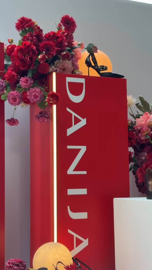 Starp pasākumu producēšanas un vizuālo dizainu virpuli 🌪️ ļoti labprāt palīdzam arī ar zīmolu aktivizāciju! Kā šajā gadījumā @danija_lv stenda izveidi @rigafashionweek ietvaros! Bet vēl veselu mēnesi šo kombo varēs aplūkot arī @tkspice ✨ Paldies par uzticību! ❤️
#eventdesign #danija #sarmantipasakumi #eventplanning