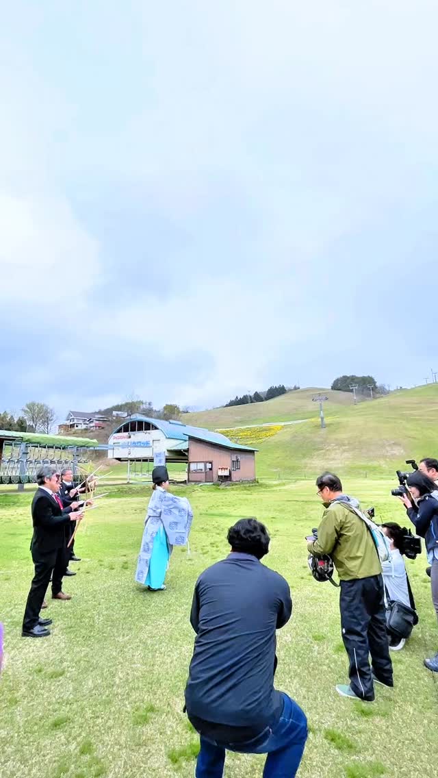 .
本日(4月15日)
神鍋高原春山開きが執り行われました。
雪が溶け、桜も散り、山々の木々が芽吹き、
いよいよグリーンシーズンが始まります。
冬のスキーやスノーボードなども魅力的ですが、
グリーンシーズンもさまざまなアクティビティや
スポーツ大会・合宿・イベントなどで賑わう神鍋高原。
今年は8月に控える道の駅 神鍋高原のリニューアルや
脱炭素先行地域がらみの取り組み、
日本冒険フォーラムや登山の高校総体なども開催されます。
地域の皆さんの取り組みが実り、
今まで以上に多くの方で賑わうこと、
来訪された皆さんが安全にお楽しみいただけること、
それに伴う経済波及効果が広がること
を祈願致しました。
不安定な世界情勢での物価高騰や流通の滞り、
人口減少を起因とする当たり前の変化なども危惧されますが、
リフレッシュの時間も必要です。
神鍋山や溶岩流にはどなたでも自由に散策頂ける遊歩道があり、
但馬ドームや植村直己冒険館には自然あふれる公園も
ありますので、天気の良い日はピクニック気分で
神鍋高原にお越しください。
#神鍋高原
#春山開き
#山陰海岸ジオパーク
#飛んでるローカル豊岡