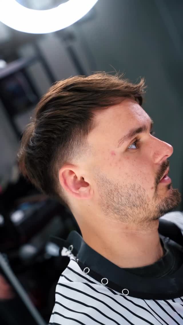 Clients may wonder when barbers actually get time to have their hair cut… when you both have last minute cancellations.
@lukenancollishair_ giving @swils.cuts a freshen up! 🔥