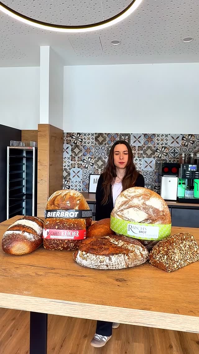Heute ist Tag des Deutschen Brotes 🥖🍞
Bei so vielen guten Broten fällt die Wahl gar nicht so leicht…
Wir haben unser Team gefragt:
Welches ist euer Lieblingsbrot? 🤍
So viele Antworten – und jedes einzelne wird hier mit Liebe gemacht. 🥰
#tagdesdeutschenbrotes #baeckereiraisch #raisch #brot #handwerk