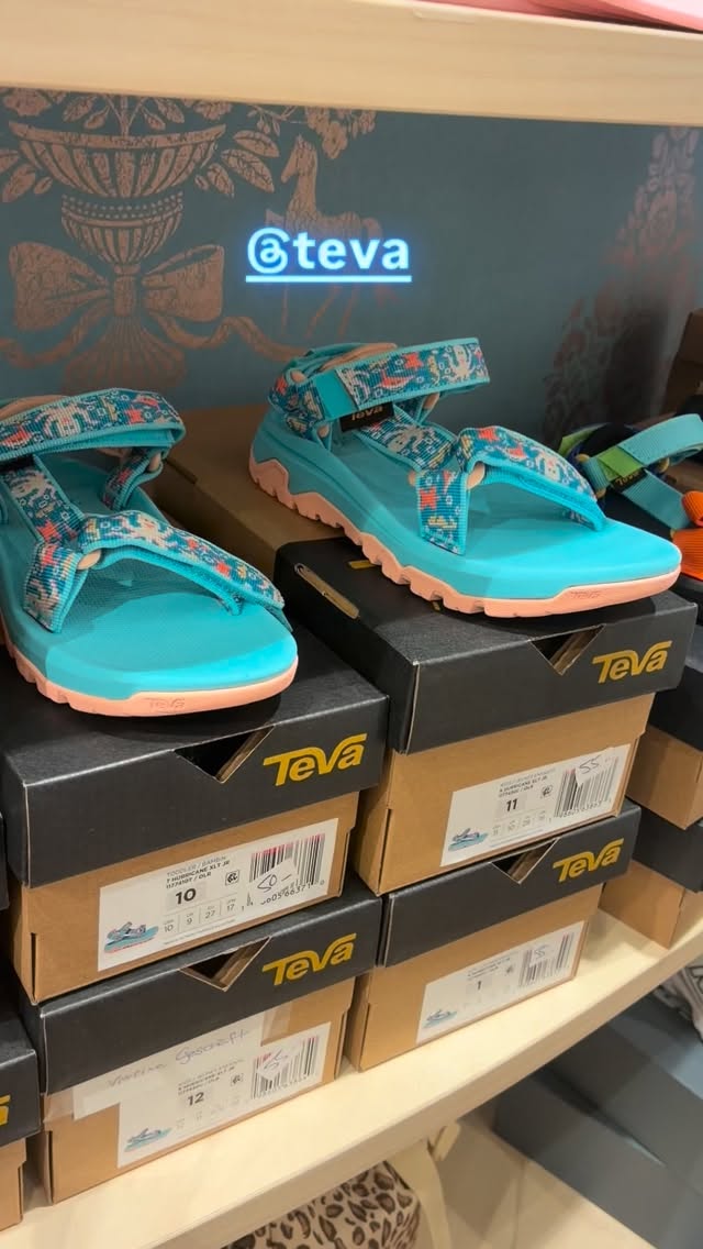 Teva Sandalen sind eingetroffen❤️😎 Leicht, robust und ready für jedes Abenteuer 🌞🌊
Teva setzt auf recycelte Materialien und langlebiges Design – perfekt für kleine Entdecker 💚
#ilovebern #berncity #teva #mamablogger #shoplocal