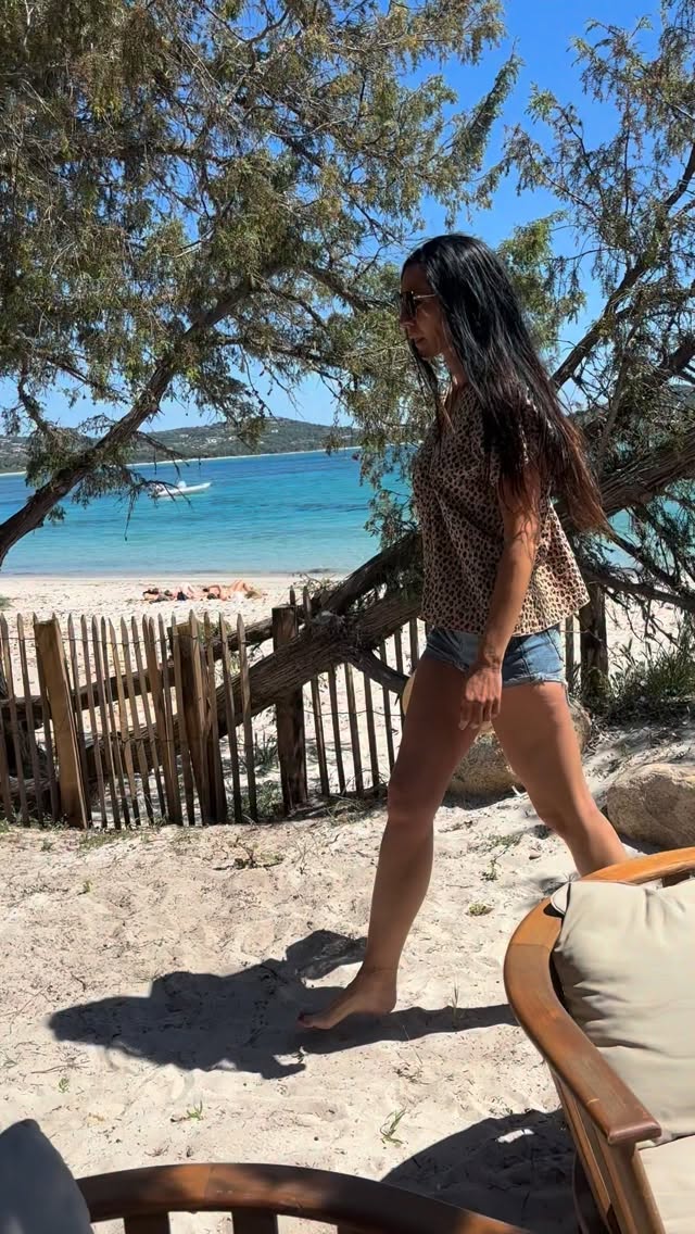 En mode chill, le petit haut léopard Mer’fille est parfait assorti à un short en jean 🏝️☀️🌺🐠
#faitmain #corsedusud #doublegazedecoton #summervibes