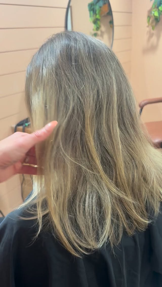 ☀️We are LIVING for @elevenaustraliapro gloss these days!
Whether going dark or blonding the results speak for themselves 🤩 the shine is brilliant and your sure to leave with hair feeling better after every colour service than when you walked in 😌🤌🏼
#sherwoodparkstylist #sherwoodparkbusiness #yegsalon #blonding #elevenaustralia