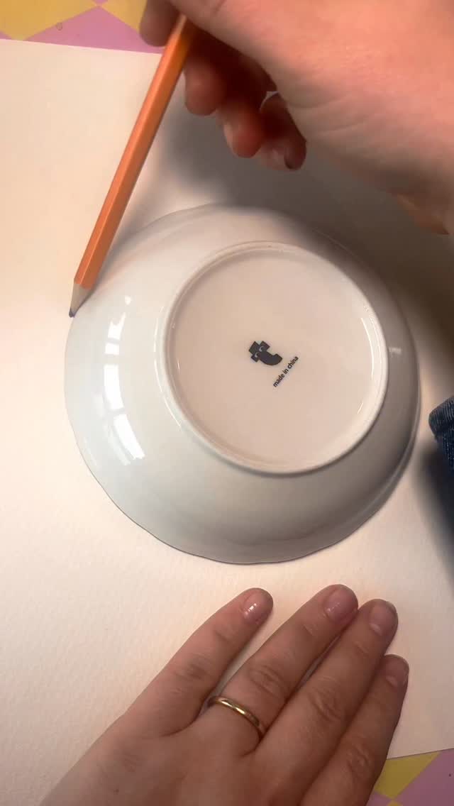 You don’t need complicated florals to create something beautiful. 🌸
This piece starts by simply drawing around a dish to create the circle, then building soft watercolour flowers around the calligraphy using single brushstrokes, gentle pressure changes and drops of deeper colour in the centre.
#flowerstagram #calligraphyreel #moderncalligraphy