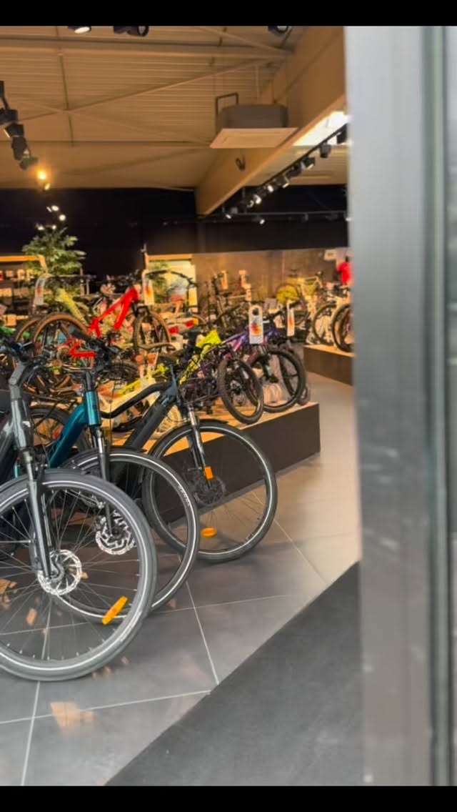 Welcome to Vandamme Cycling ⚡️
🇫🇷 Découvrez-en encore plus lors de nos journées portes ouvertes du 18 au 26 avril.
⚡️-10% sur tout le magasin.
Le dimanche 26 avril :
🚴🏼♂️Parcours cycliste pour tous les passionnés. Inscription gratuite ici : https://www.vandammecycling.com/portes-ouvertes-2026
📺Diffusion en direct de Liège-Bastogne-Liège sur grand écran
Ne manquez pas ça. Venez découvrir, tester et profiter.
🇳🇱Ontdek nog meer tijdens onze opendeurdagen van 18 t.e.m. 26 april.
⚡️-10% op alles in de winkel.
Op zondag 26 april:
🚴🏼♂️Fietsparcours voor alle fietsliefhebbers. Gratis inschrijving hier : https://www.vandammecycling.com/portes-ouvertes-2026
📺Live uitzending van Luik-Bastenaken-Luik op groot scherm
Mis het niet. Kom langs, test en geniet.
