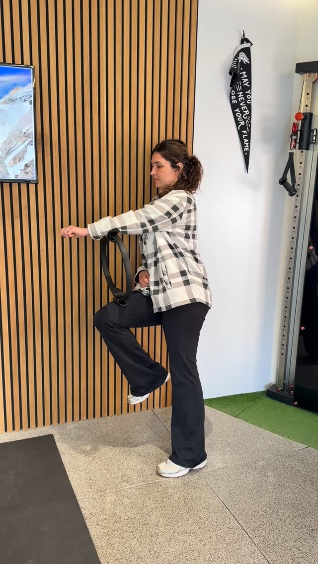 Low Back Rehabilitation | 1:1 Biomechanics Coaching 🫱🏻🫲🏽
I use this drill once a level of decompression and organisation has been met at the ground before moving into upright drills.
Leaning into the wall allows for a little less load to be taken, more than the floor, less than standing completely upright, making this a progressive but phased approach,
What @jennahgreen_ is asking her body to do here is organise.
Connect multiple chains of larger muscles to start communication together instead of using isolation methods.
Using her glute medius to produce force into the ground whilst the opposite hip flexor and arm connects the spiral fascial line, simulation of similar forces when walking,
Positional strength I like to call it. That’s posture.
This also requires a good level of strength due to the compression put anteriorly along the ribcage - but without changing the spinal shape 🔑
She has now started to take control of her movement, function and reported a noticeable reduction of pain levels👌🏼
#LowBackRehab
#SciaticaRecovery
#PostSurgeryBackRehab
#TeessideMovement
#CorrectiveExercise